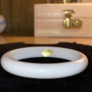 5/20 VTG White Lucite Bangle Bracelet